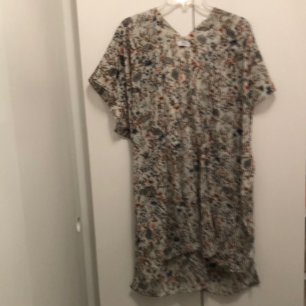NEW WITH TAGS Kimono! Long Floral Print Kimono with Silver Metallic Threading
